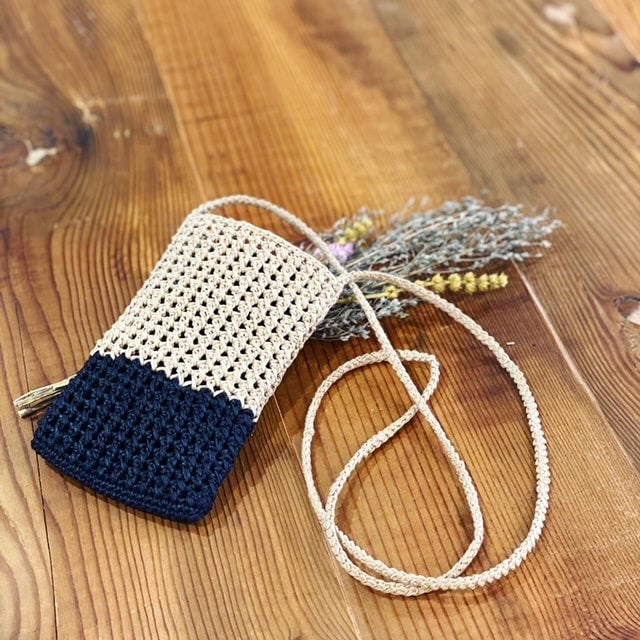 leinwande Boa Hand Knitted Mittens新品未使用 刺繍糸で編んだ小さなポーチ。 底があるので意外しっかり入り